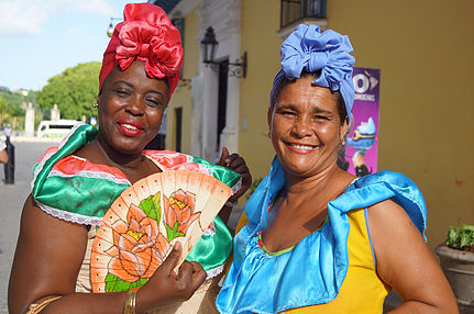 Billede af to cubanske damer i traditionelt tøj